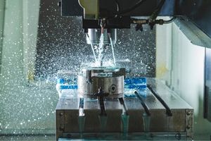Como deve ser feita uma assistência técnica em máquinas CNC?